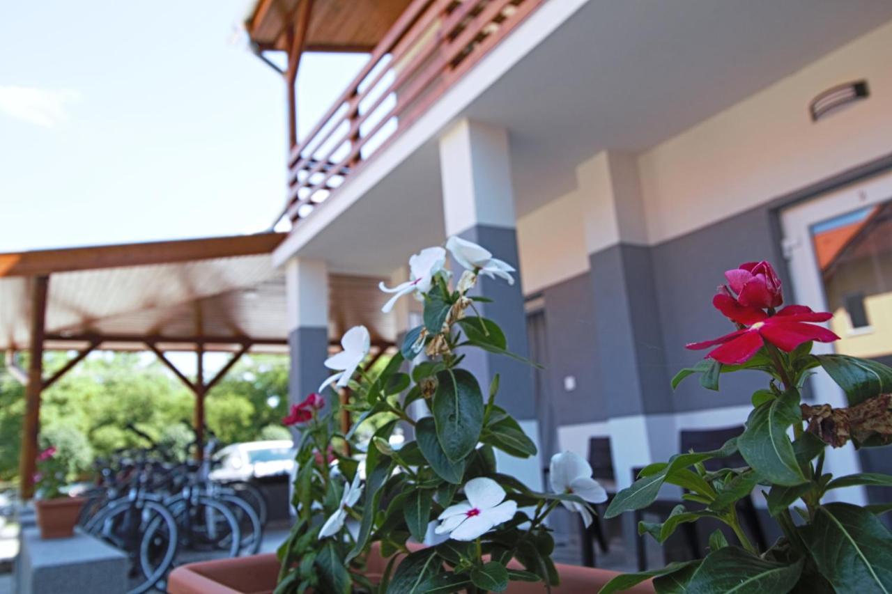 Szitakötő Panzió Hotel Tiszafüred Exterior foto